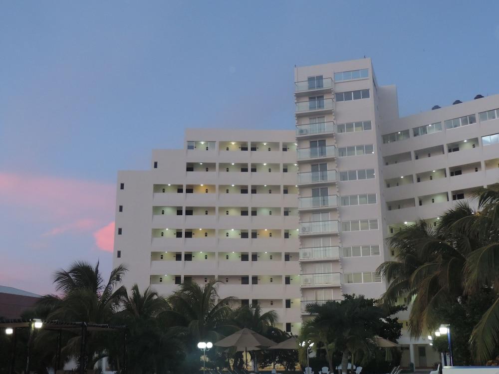 Hotel Calypso Канкун Екстериор снимка